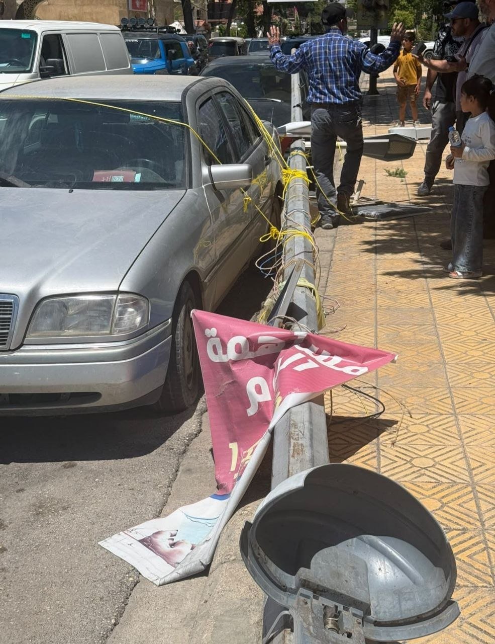 س-ق-و-ط عمود إنارة في بعلبك ي-ف-ض-ح فوضى اليافطات والتعديات على الأملاك العامة