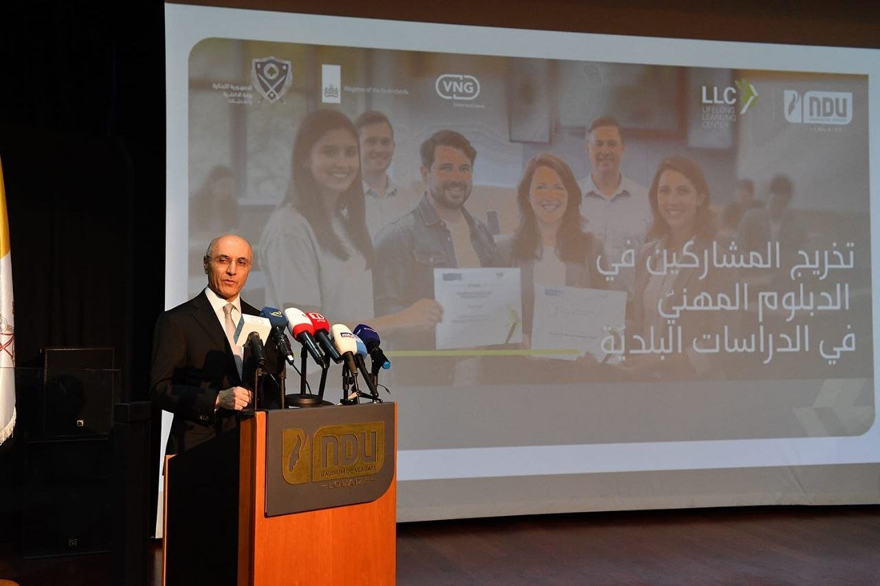 وزير الداخلية والبلديات يرعى حفل تخريج في جامعة سيدة اللويزة.