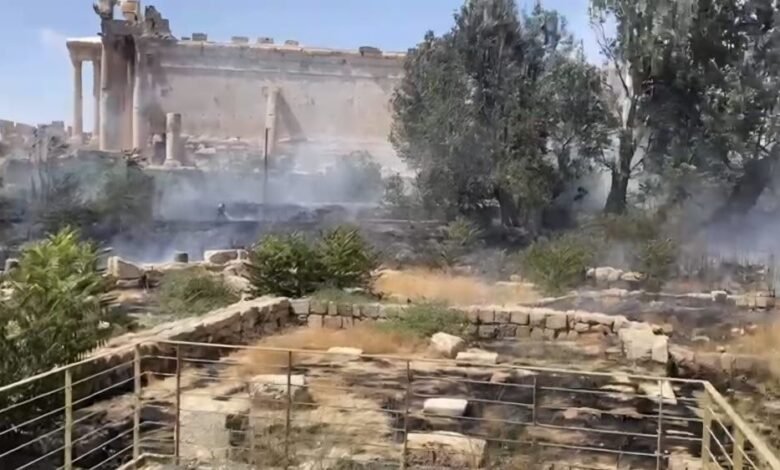 اندلع حريق في الأعشاب اليابسة داخل محيط قلعة بعلبك