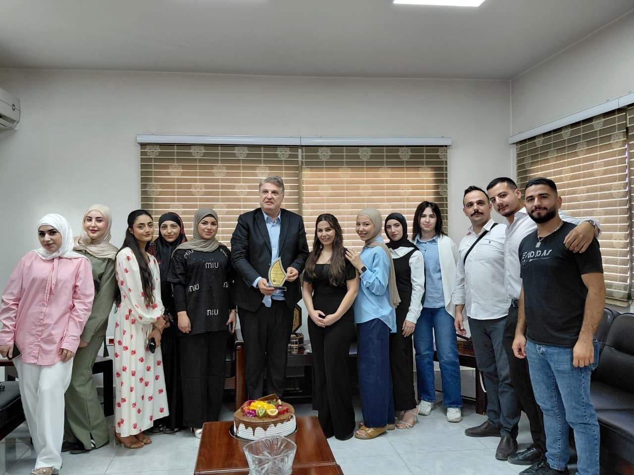 خريجو قسم علوم الكمبيوتر في بعلبك يكرّمون رئيس الجامعة الإسلامية في لبنان تقديرًا لدعمه المستمر