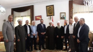 وفد «اللقاء الوطني» يزور الشيخ نصر الدين الغريب في كفرمتى.