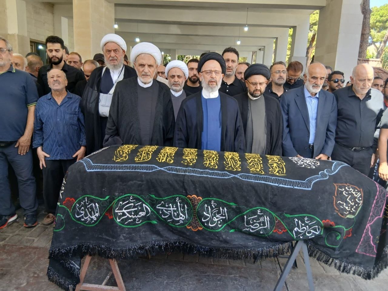 وداعٌ حزين للحاج أحمد محمود قليط… السيّد علي فضل الله يؤمّ الصلاة على جثمانه في روضة الشهيدين