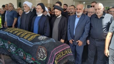 وداعٌ حزين للحاج أحمد محمود قليط… السيّد علي فضل الله يؤمّ الصلاة على جثمانه في روضة الشهيدين