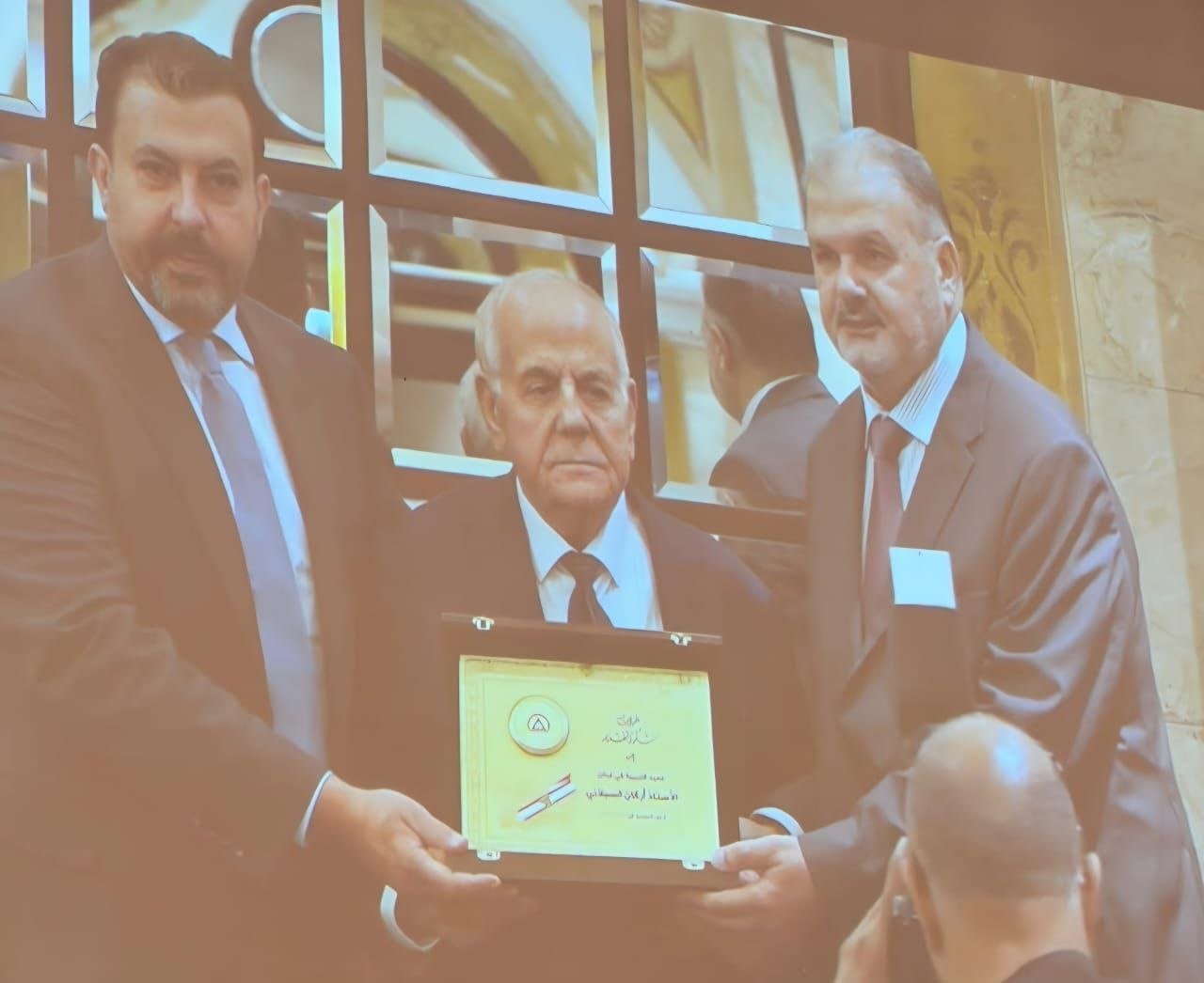 الأستاذ أركان السبلاني… تكريمٌ لقامةٍ تربويةٍ وطنية، وعطاءٌ إنسانيٌّ يترك بصمته في ذاكرة الوطن